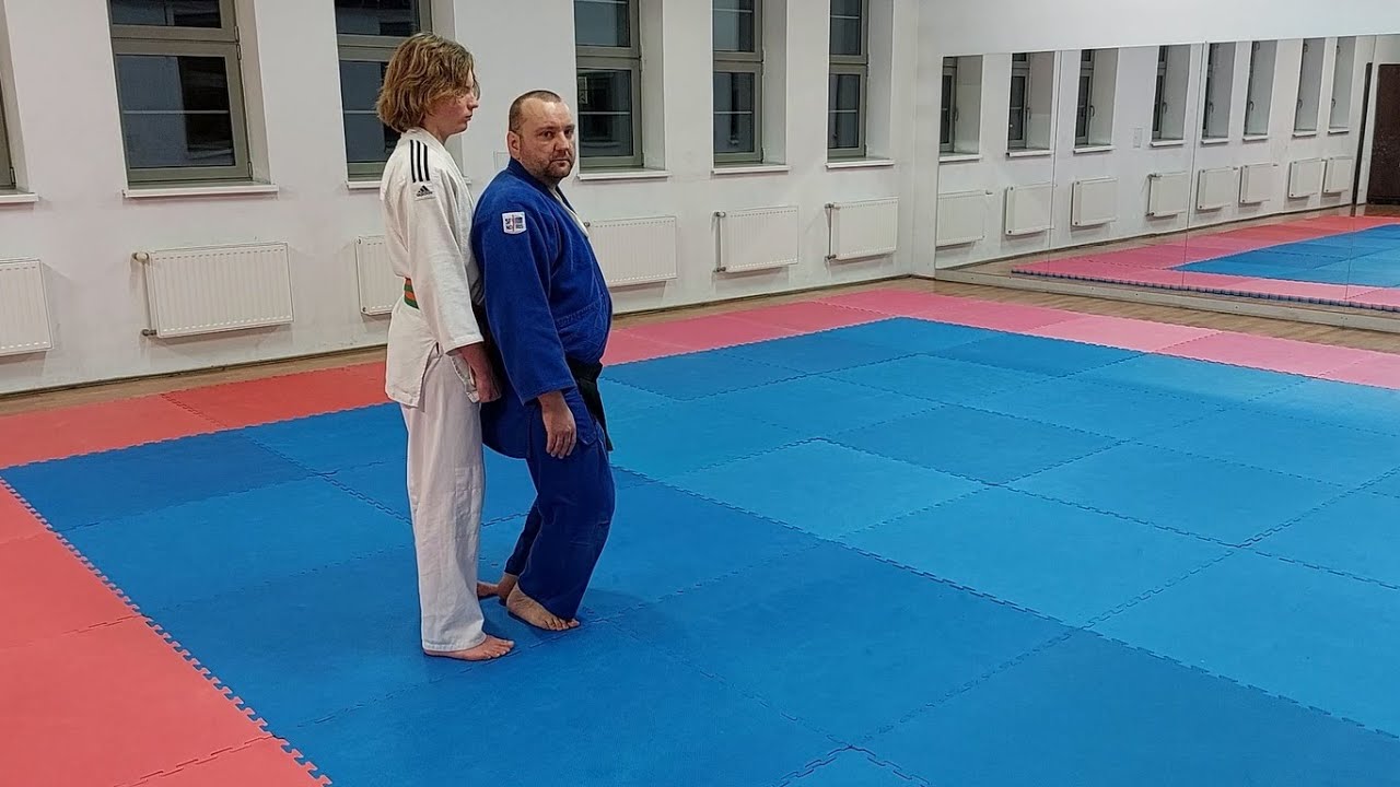 Judo - obrót ciała w trakcie rzutu - tai-sabaki (Judopedia)