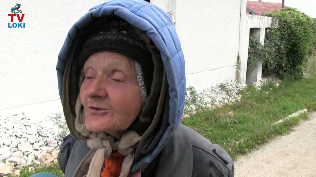 Milka Perić Crvenkapica: Ispred kuće