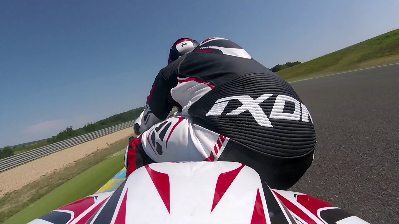Moto piste sur le circuit de haute Saintonge en Suzuki 600 gsxr k8 en expert
