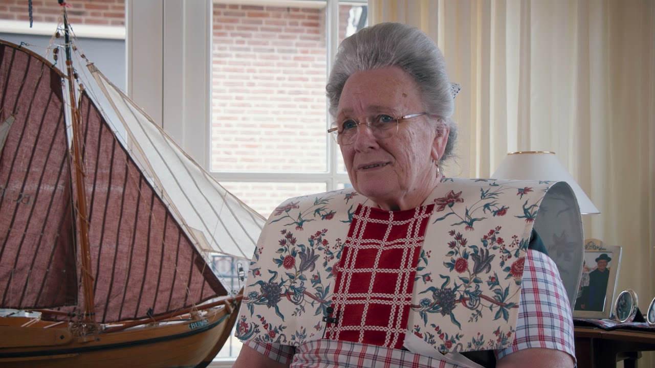 Mevrouw Wimpje uit Spakenburg weet van poetsen