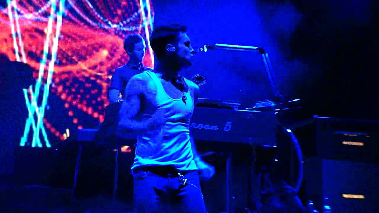 Maroon 5 - Hands All Over (Live 8/31/11)