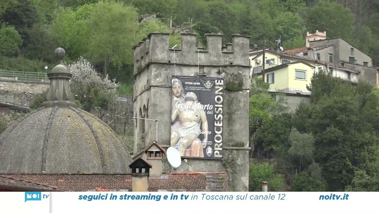 Migliaia di lumini e fiaccole per il Gesù Morto di Seravezza