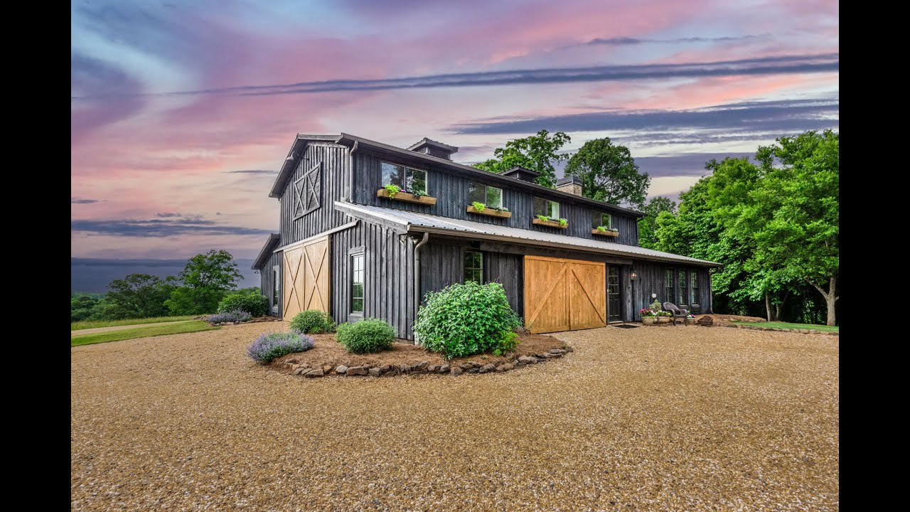 Hidden gem, Farmstead on nearly 50 acres, between Atlanta & Macon, Georgia | Custom-built Barn home