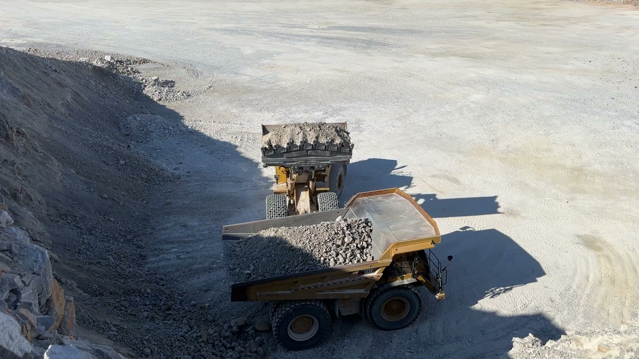 Caterpillar 992K Wheel Loader Loading Caterpillar 777F Dumpers - Interkat SA - 4k