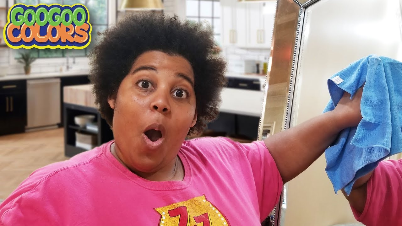 GOO GOO GAGA HELPS MOM PRETEND PLAY CLEANING UP HOUSE!