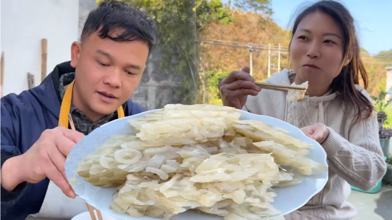 什么是农村夫妻的顶级浪漫？不是情话，是为你挑的水，为你留的灯，是几十年如一日的行动。#我的乡村生活