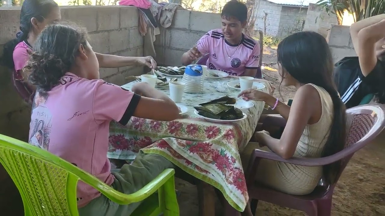 Aquí estamos ya disfrutando de los ricos tamales de frijoles 😋😃