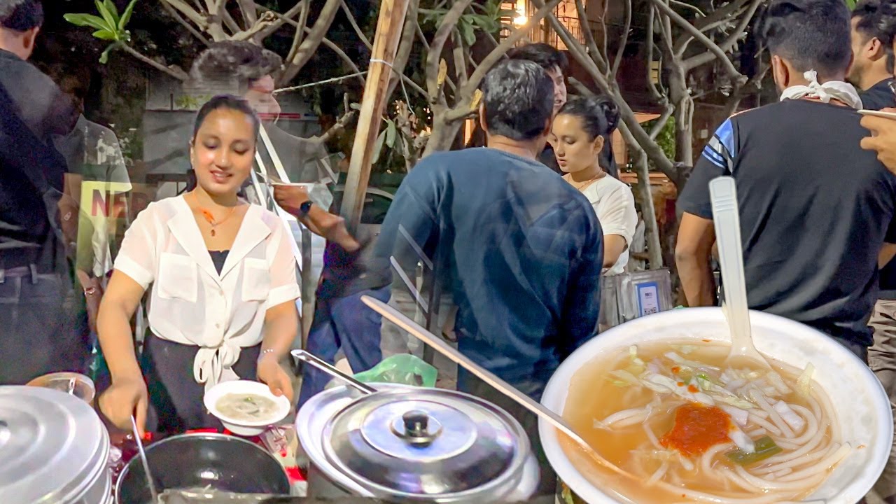 Hardworking Nepali Girl Selling Authentic Thukpa , soup Momos in Indore | Must-Try Street Food