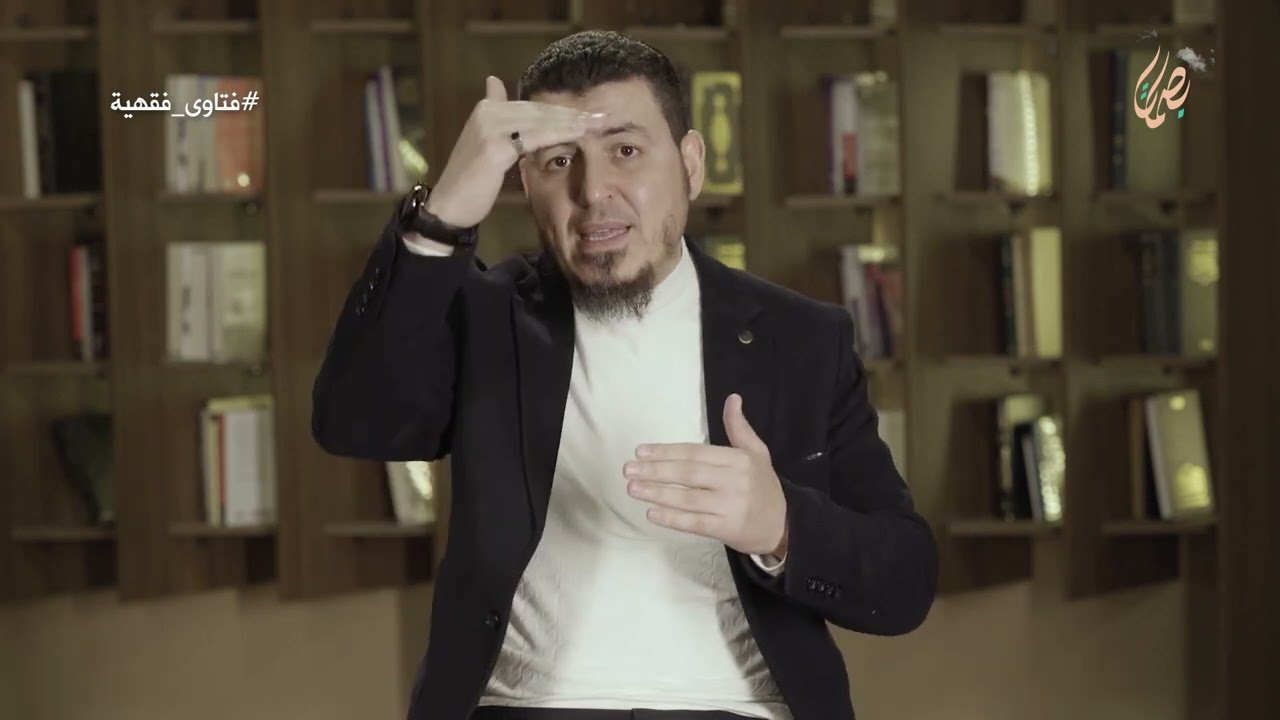 حكم من سمع الاذان ولاناء في يده هل يجوز ان يكمل شرب ؟