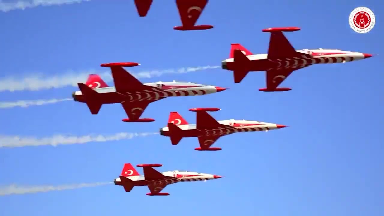H&uuml;rjet and Turkish Stars acroteam fly in formation