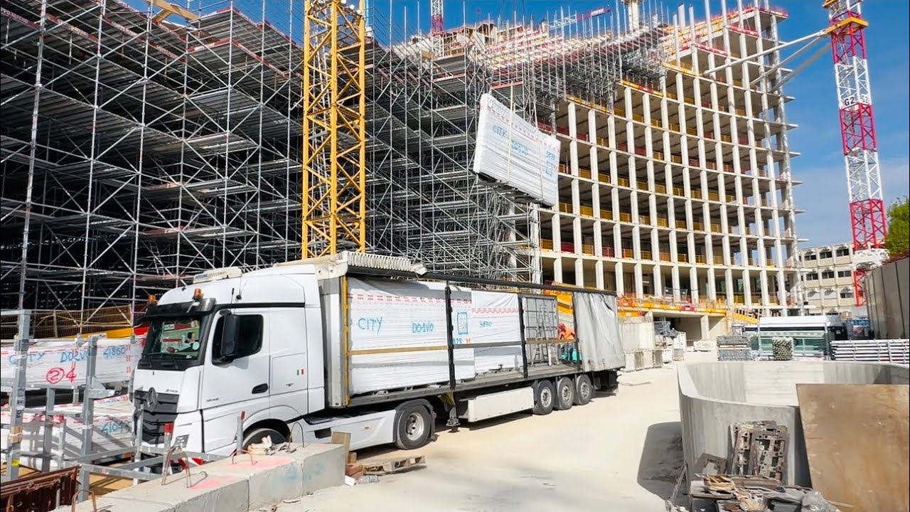 a milano city con il camion in mezzo al traffico