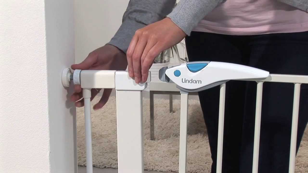 Lindam Easy Fit Plus Deluxe Gate - How To Use And How To Install Video | Babysecurity
