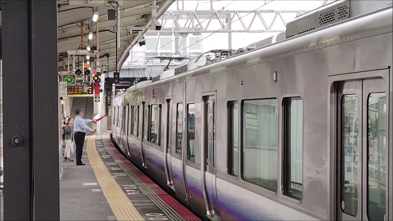 【乗降終了合図】阪和線・日根野駅　名物駅員さんが赤色旗で合図を出す