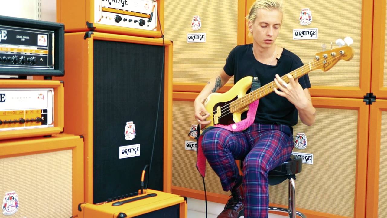 Тео Эллис из Wolf Alice - демонстрация бас-гитары Orange Crush Bass 50.