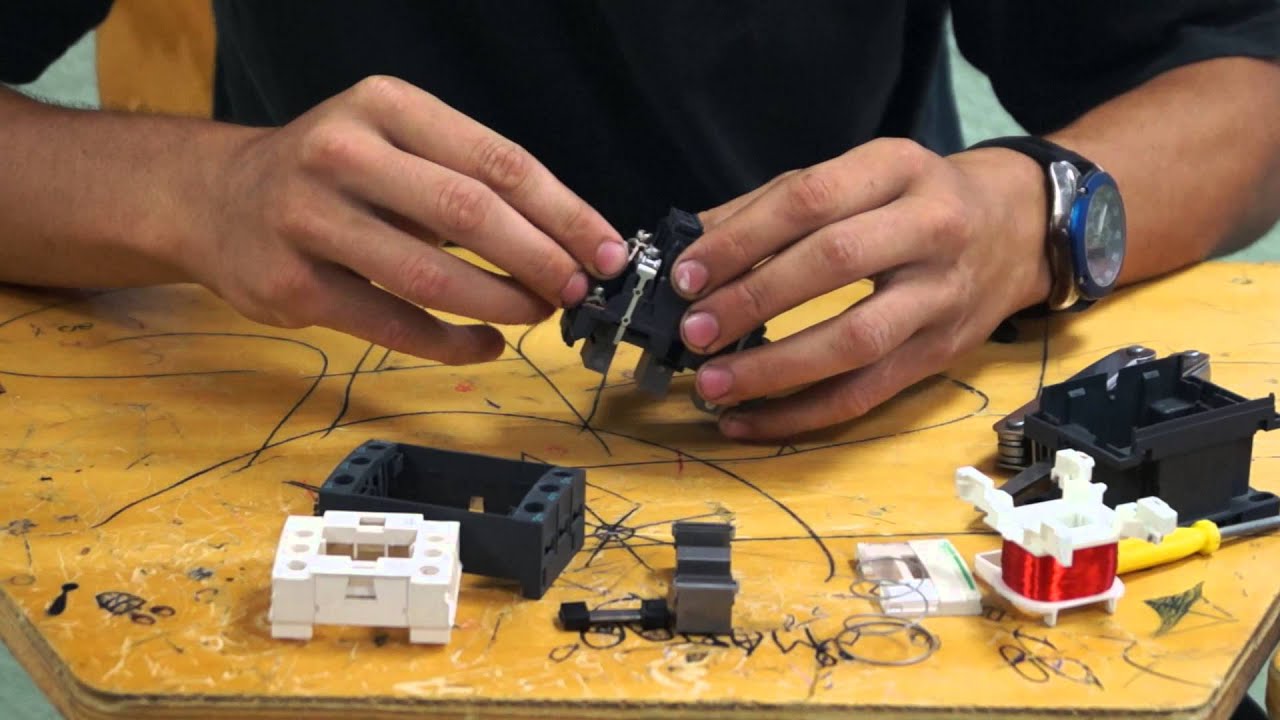 Desarme de contactor Schneider LC1D09F7; identificación de componentes.