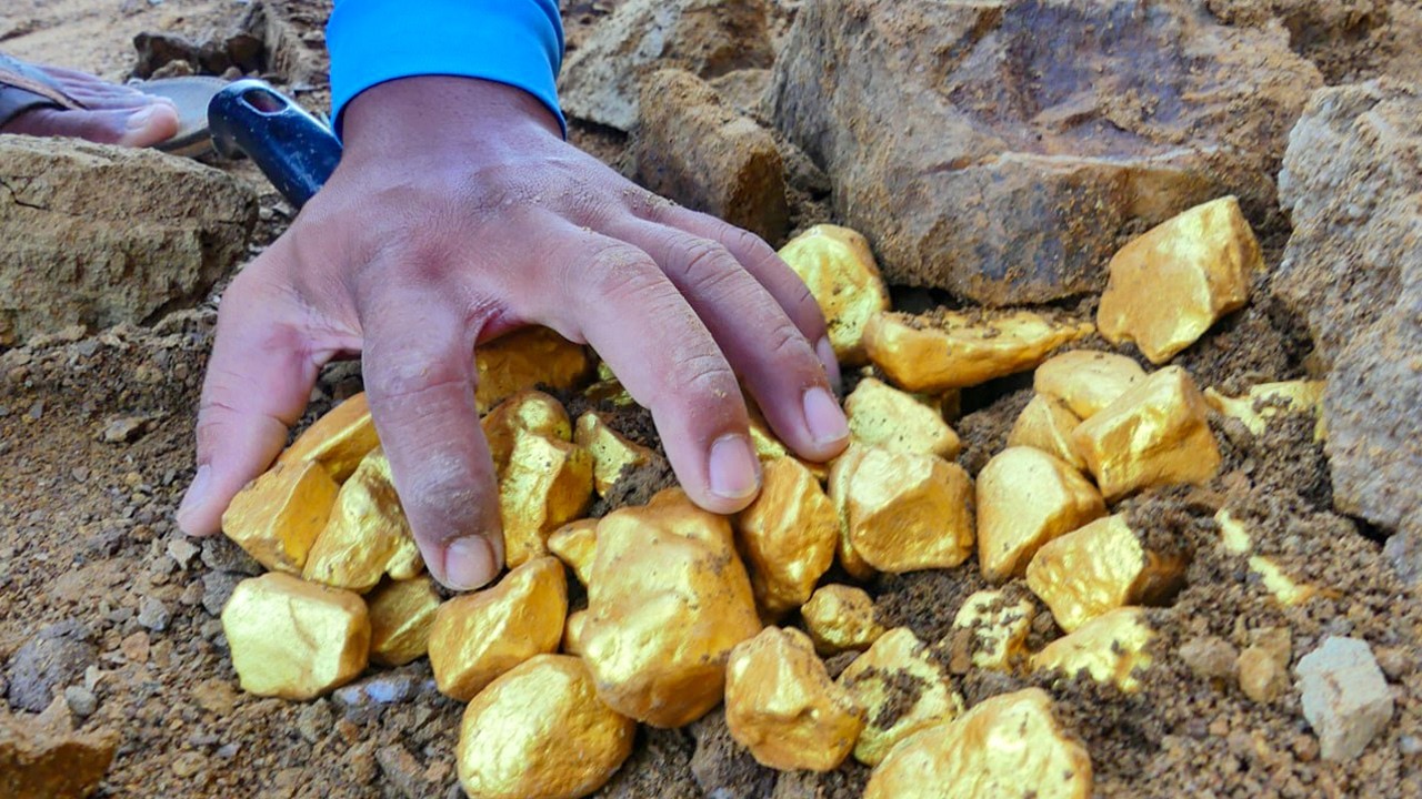 Unbelievable Gold Discovery! Huge Nuggets Found in the Ground!