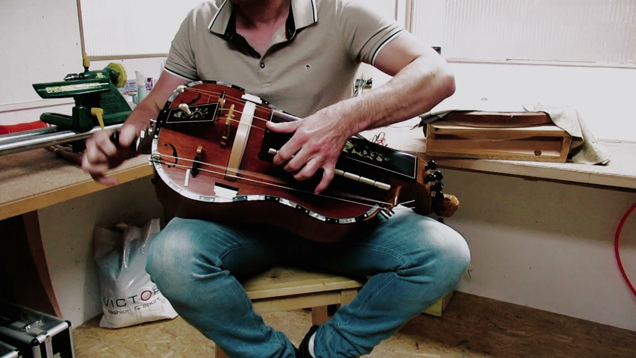 Vidéo de vielle à roue traditionnelle VT-045 / Video of the Traditional hurdy gurdy VT-045