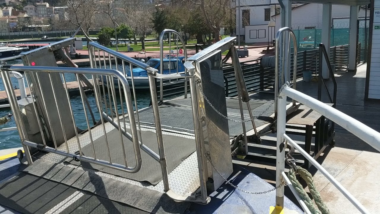 Instanbul Golden Horn ferry boarding mechanism