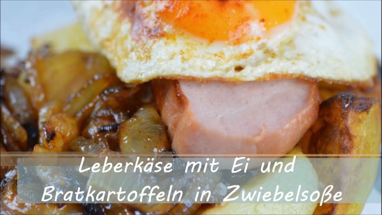 Leberk&auml;se mit Ei und Bratkartoffeln in Zwiebelso&szlig;e