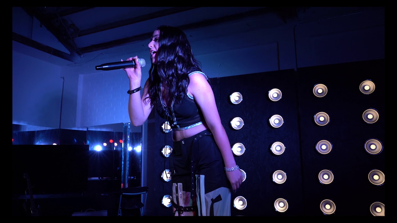 Issie Swickle live performance of 