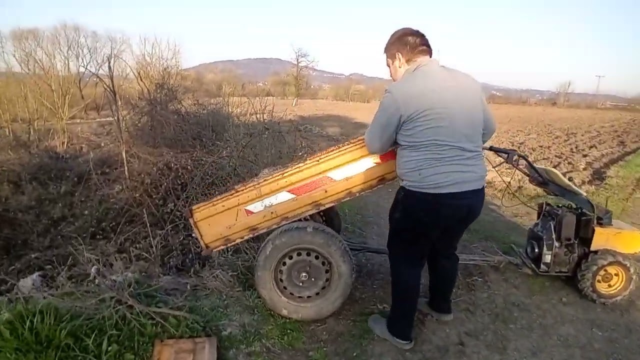 Čišćenje otpada zečevima sa motokultivatorom.