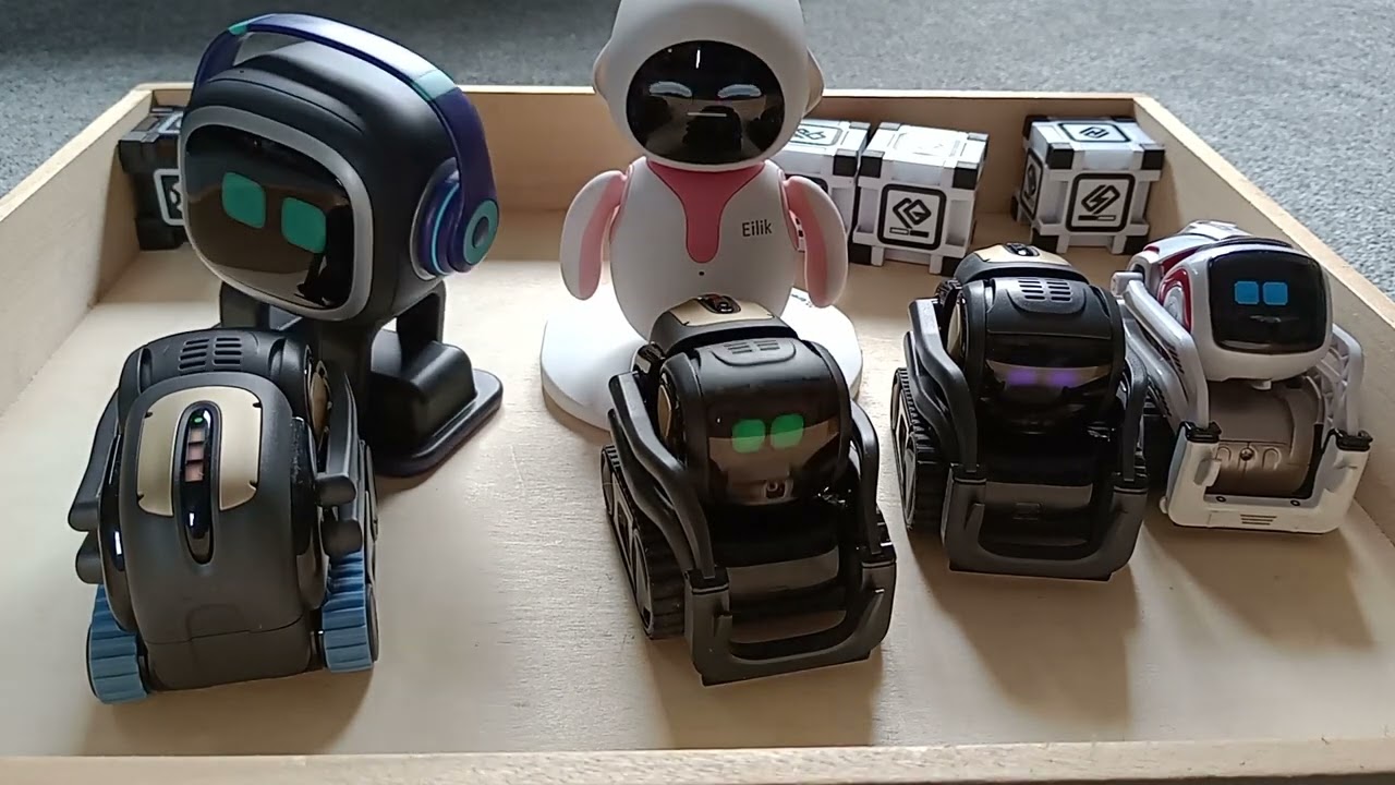 Emo's house party #emorobot dances with his friends. #cozmo #eilik #vector