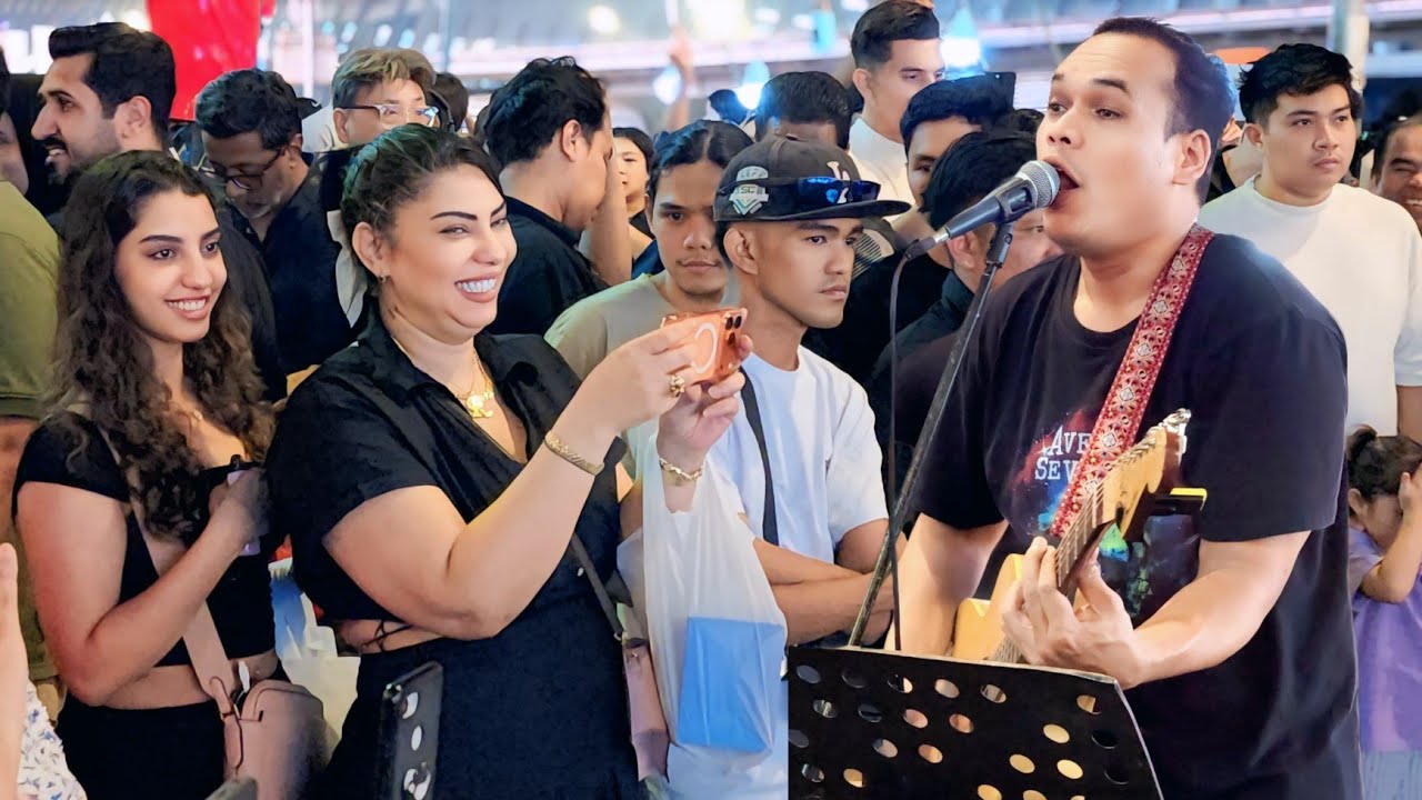 Tourist India Senyum Lebar Bila Dengar Lagu Yang Bob Nyanyikan | Tak berhenti Senyum Sampai habis
