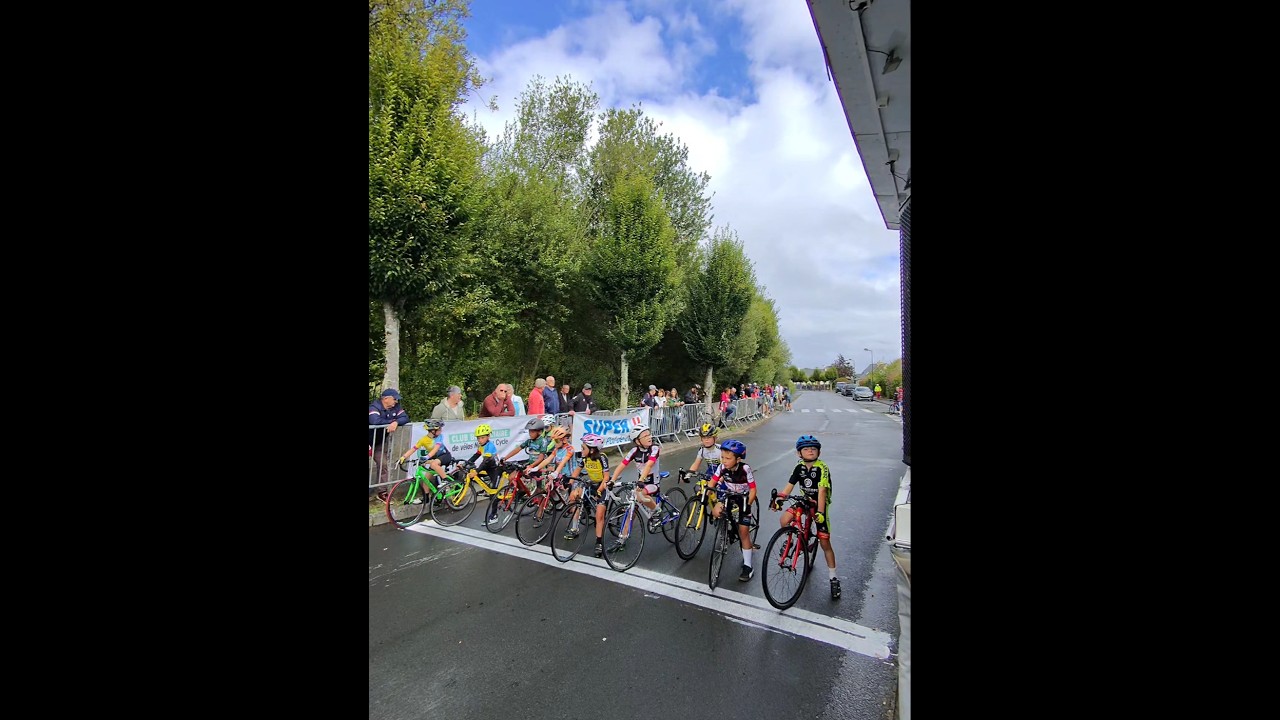 U9 attente depart Course Cycliste  &agrave; St Pol, sept 2025, Finist&egrave;re, FR, by #habarisalam