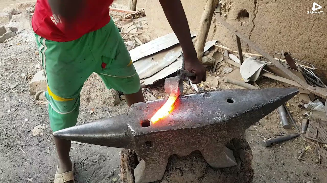 Le petit forgeron au Burkina Faso