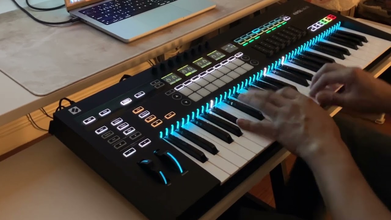 Novation SL Mark lll - Unboxing, Connecting, First Test, Let's make some Music!