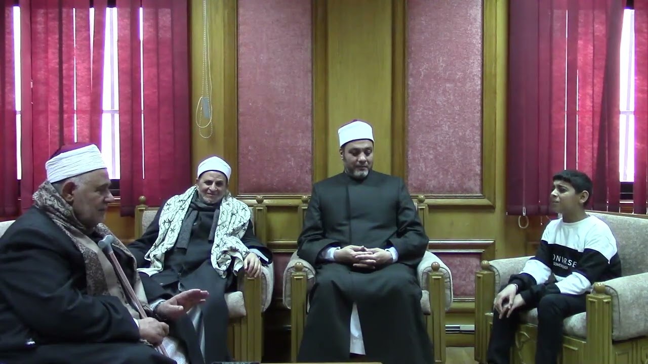 الشيخ حسن عبد النبي يدرب أحد المتسابقين على القراءات وتحسين القراءة على هامش المسابقة