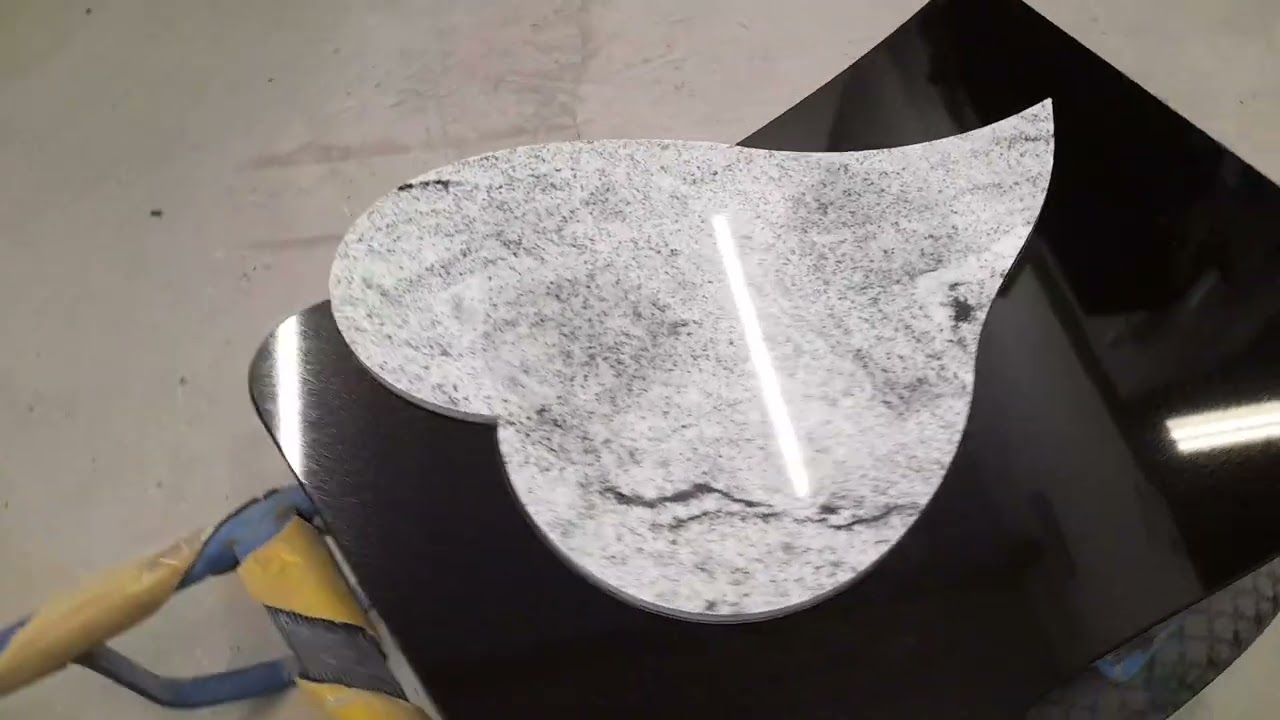 Tester hjerte i Whiscon White i svart granitt med 1 millimeter klaring
