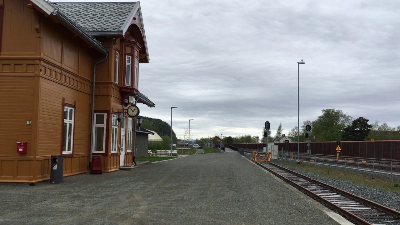 Train passes Hell Train station in Norway / Tog passerer Hell Stasjon