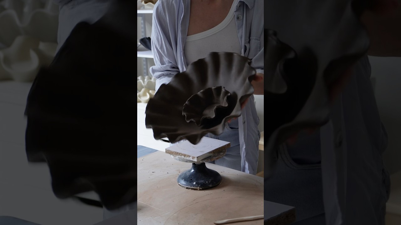 Slab building a ruffly bowl #pottery #handbuiltpottery #diy #clay #ceramics #potterytutorial #vase