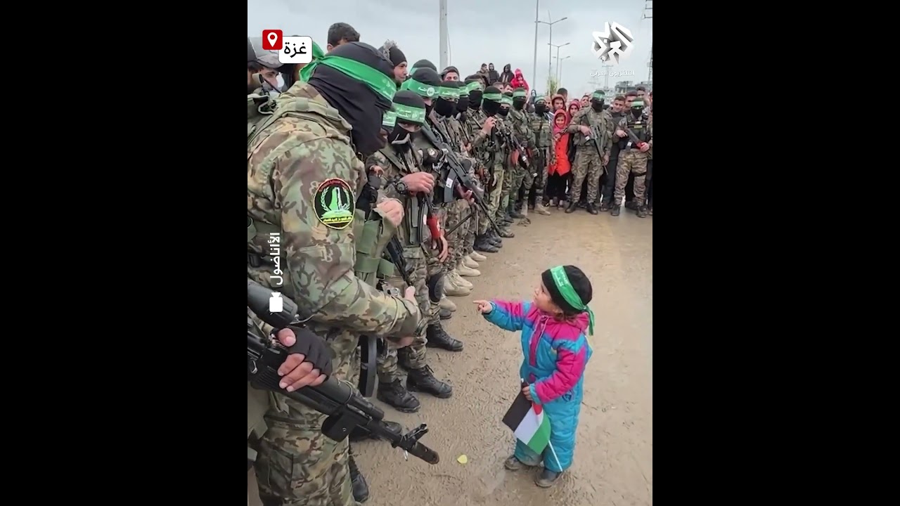 حاملة علم فلسطين.. طفلة غزية تحيي مقاتلي كتائب القسام