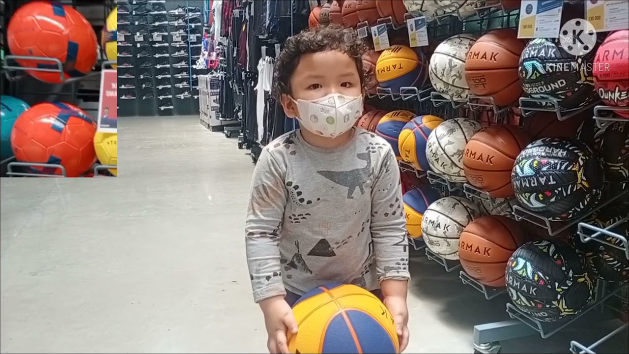 Borong Bola Basket di Decathlon Summarecon Bekasi