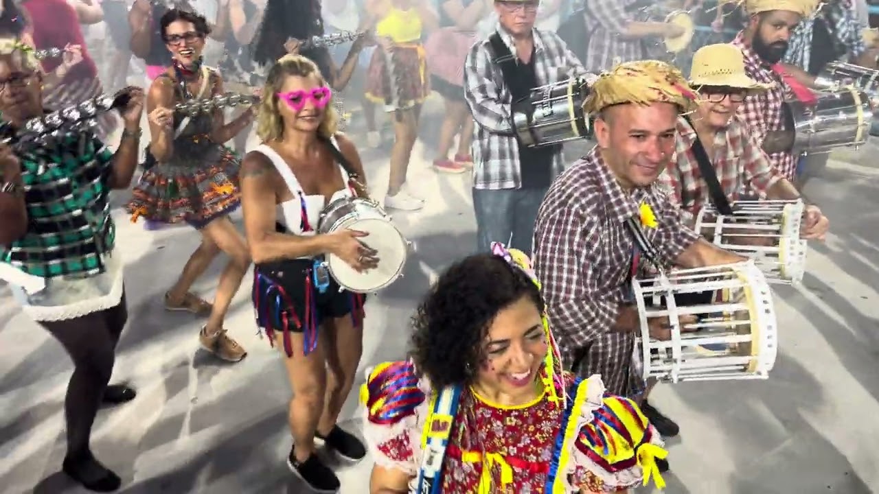 Bateria da Vigário Geral no ensaio técnico para o carnaval 2024
