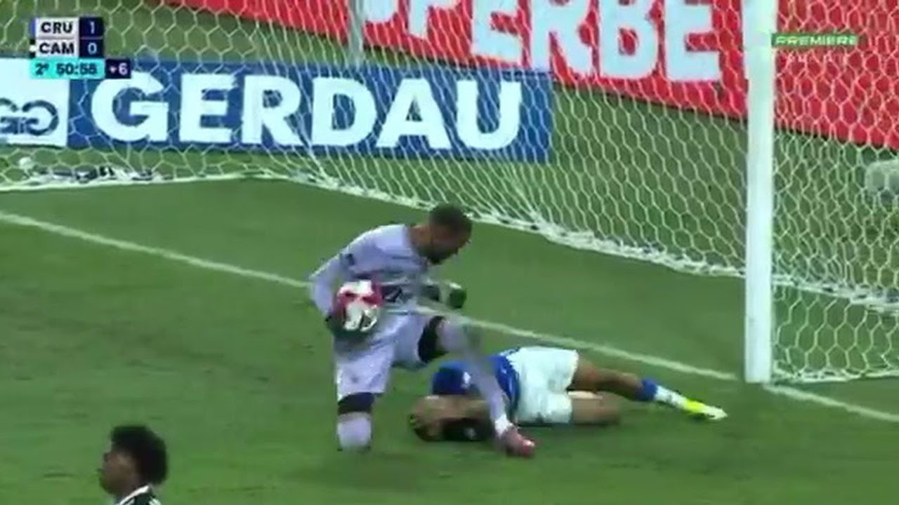 Rissa in campo durante il derby: 23 espulsi in Cruzeiro-Atletico Mineiro