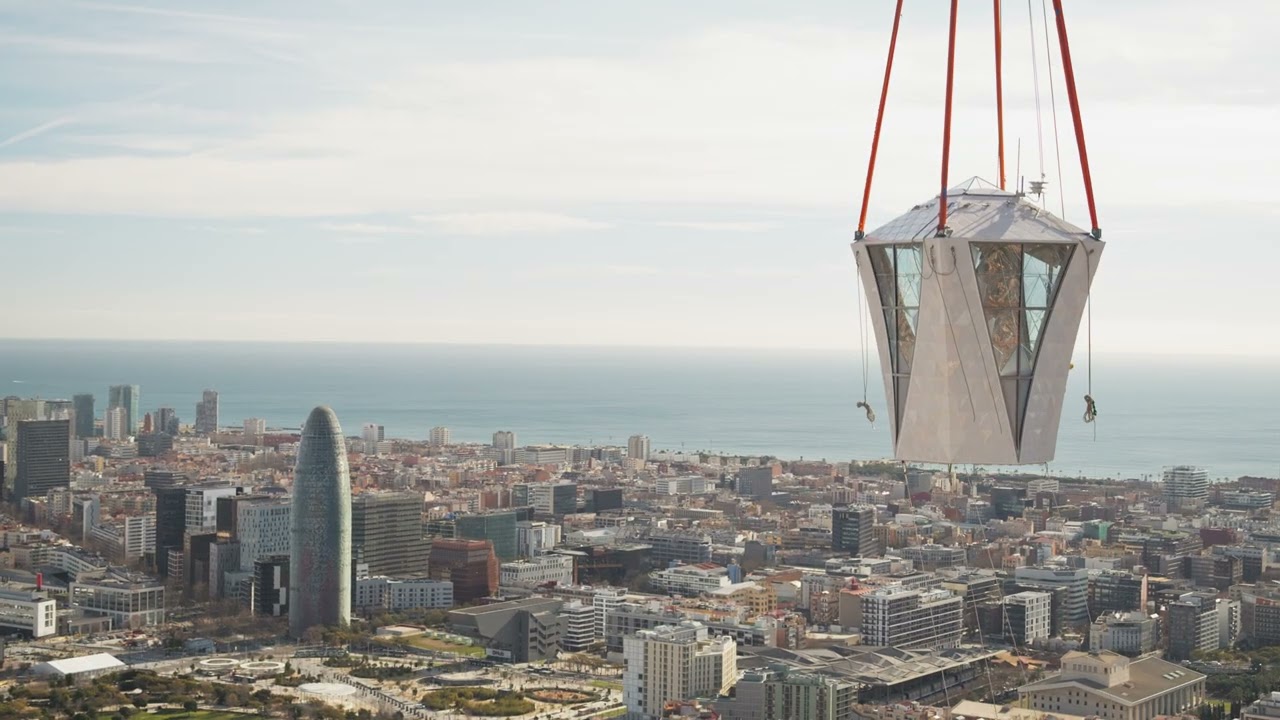 Sagrada Família: il momento del posizionamento della Croce sulla Torre di Gesù Cristo