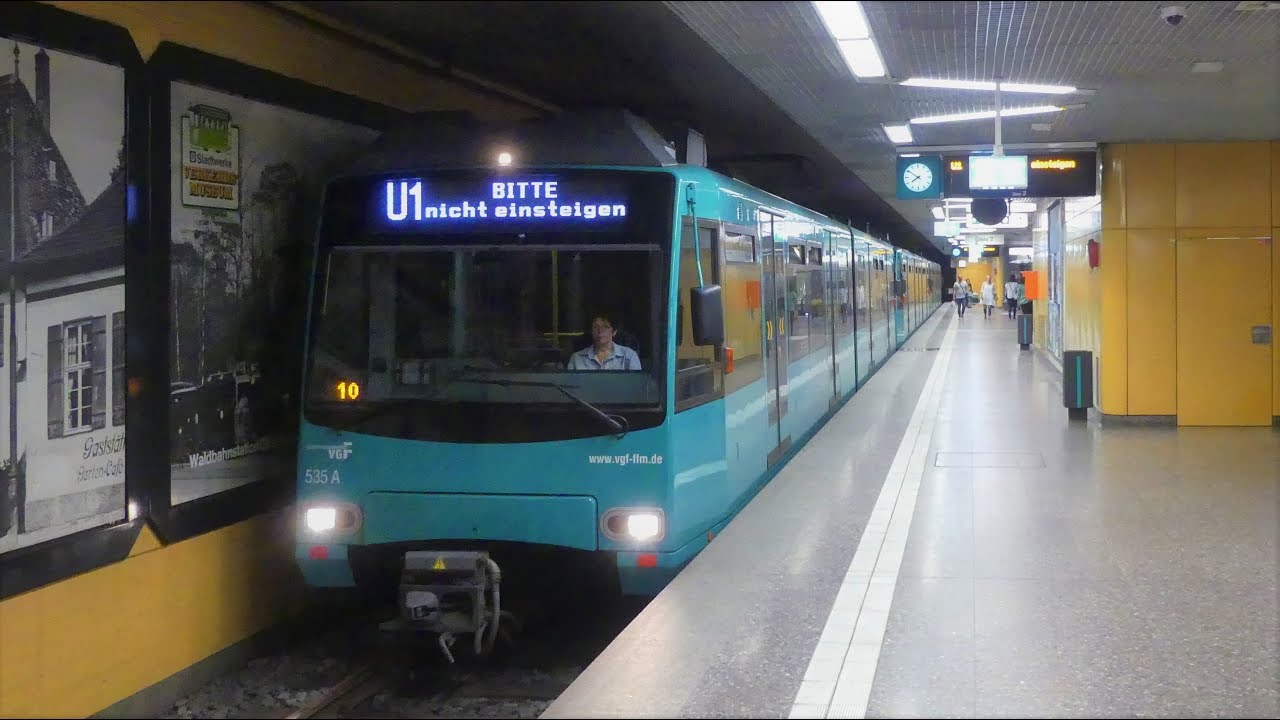 U-Bahn-Verkehr in Frankfurt Süd mit U4 und U5-Wagen