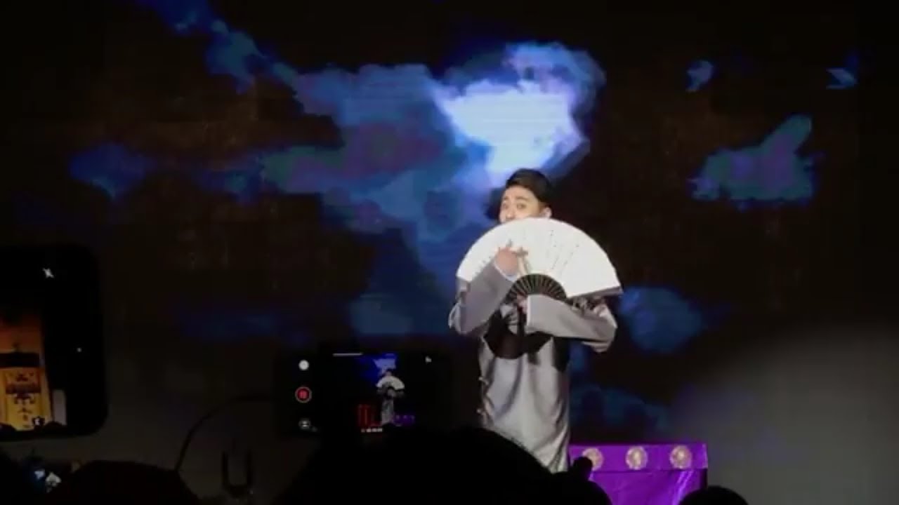 张云雷唱探清水河版《照花台》大方给观众秀出折扇小抄