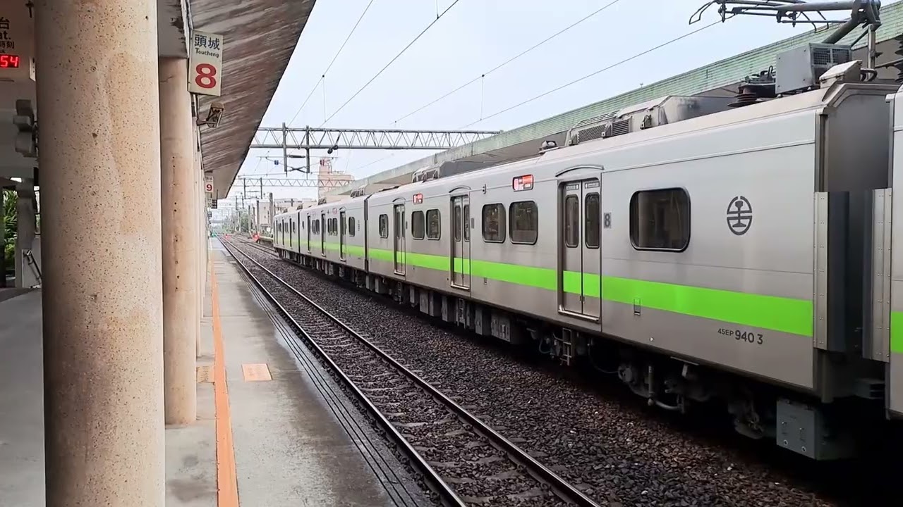 ENU900駛進頭城車站，幾分鐘後出站。
