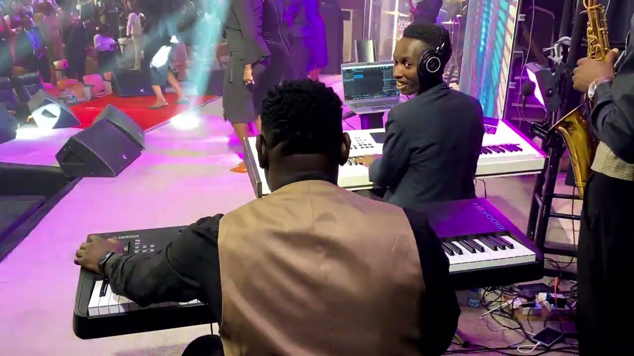 AFRICAN PRAISE MEDLEY WITH MINISTER TOCHI!