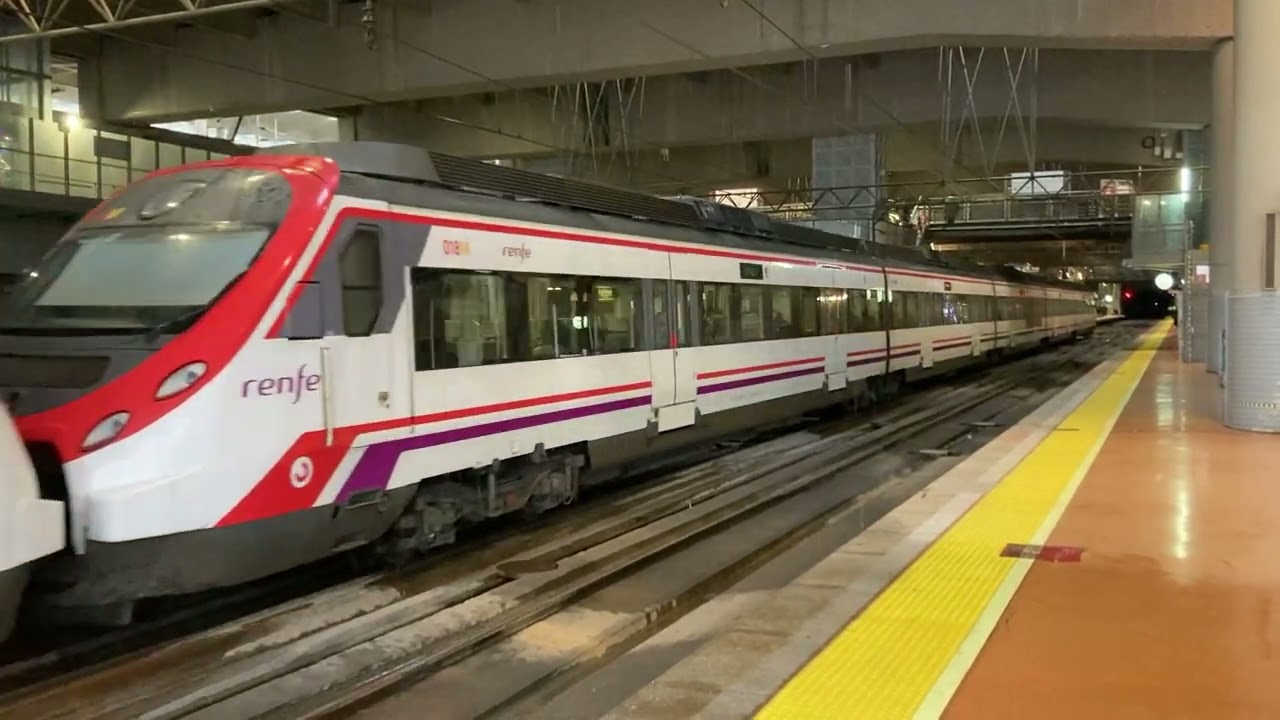Renfe Civia S-465 saliendo de Madrid-Atocha Cercanías con una limitación de velocidad a 40km/h.
