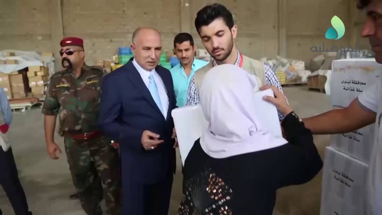 محافظ نينوى يوزع 850 سلة غذائية للنازحين في مخيم بحركة