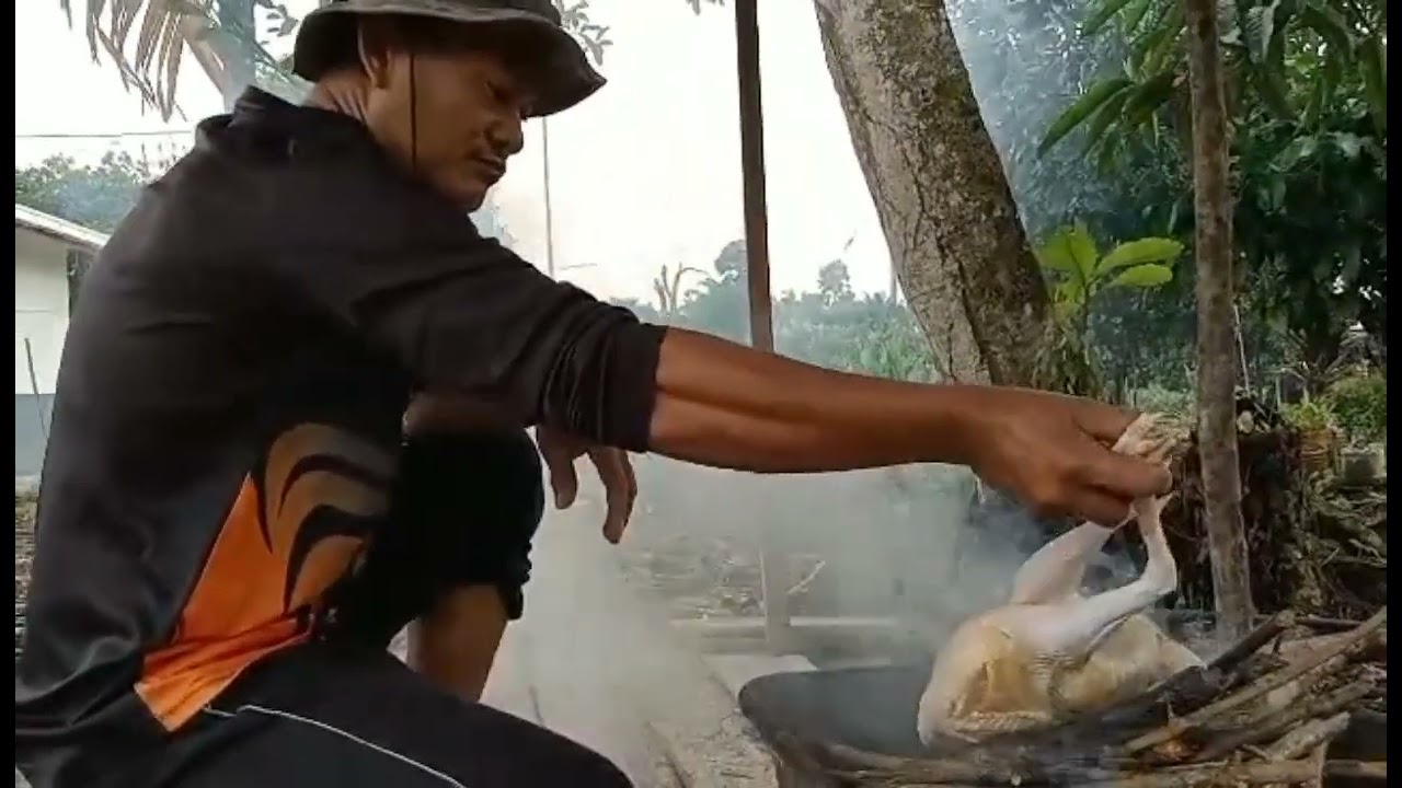 Pengawa Ba Menua Bakar Ayam Kpg Masak Menu Makan Malam Bersama Keluarga Di Kpg. 