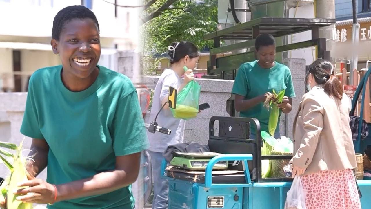 Сегодня я уличный торговец Роза! Я помогаю тете продать её излишки кукурузы