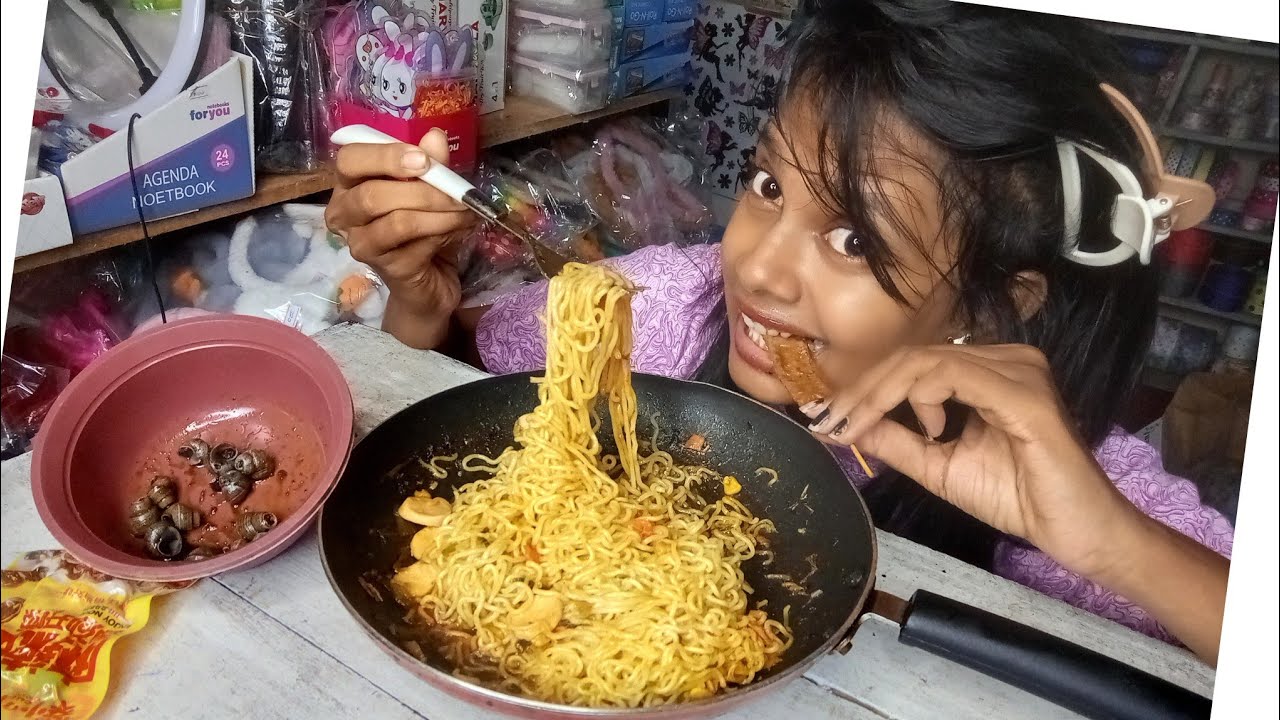 පොඩි ගොලුබෙල්ලෝ එක්ක නුඩ්ල්ස් - චීන කෑමක් / අප්පිරිය අය බලන්න එපා 🤦🏾‍♀️#dayvlog
