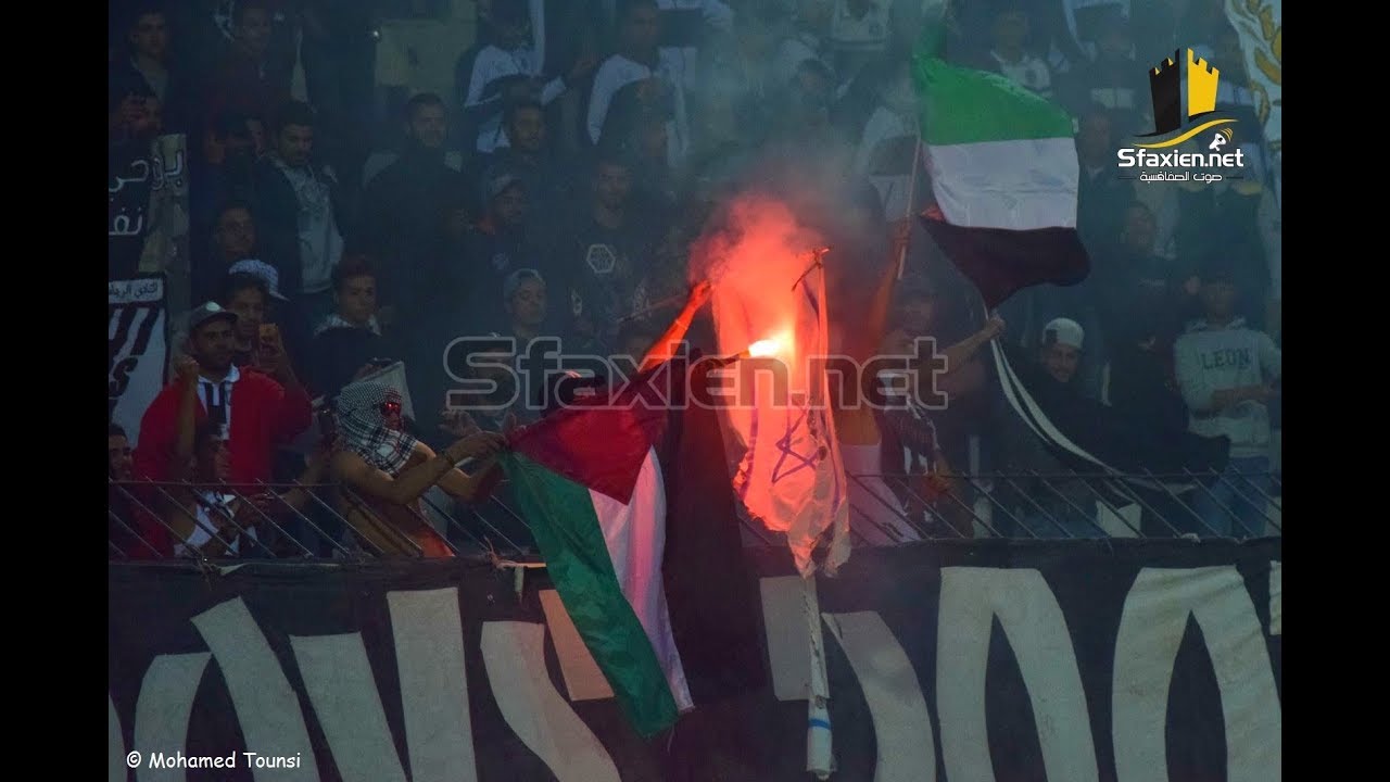 جمهور النادي الصفاقسي يحرق علم اسرائيل في الملعب و يهتف 