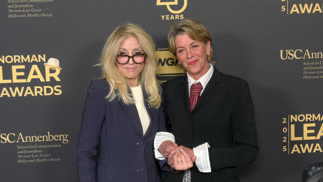 Джудит Лайт и Венди Малик на красной дорожке премии Norman Lear Awards 2025